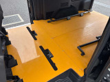 後席はシートを倒すとより広くなり大きな荷物も積めます☆