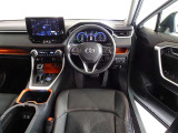 革巻きステアリングで快適な操作性の運転席です。