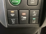 Hondaセンシング用の、VSA(ABS+TCS+横滑り抑制)解除と路外逸脱抑制機能のオンオフスイッチなどはハンドルの右側に装備しています。燃費に役立つECONボタンもここです。