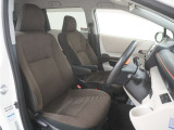 運転席のスペースはゆったりしていて、視界も広く確保されているので普段の運転からロングドライブまで快適です。