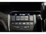 運転席と助手席の温度設定の変更が可能な左右独立タイプのデュアルエアコンです♪♪♪暑がりな人・寒がりな人も誰もが車内を快適にお過ごしいただけます♪♪♪