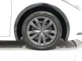 メーカーオプションでスチールホイール、樹脂ホイールキャップ、195/60R17で経済的サイズです。