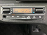 【オートエアコン】一度お好みの温度に設定すれば、車内の温度を検知し風量や温度を自動で調整。暑い&hellip;寒い&hellip;と何度もスイッチ操作をする必要はありません。快適な車内空間には必須の機能ですね♪