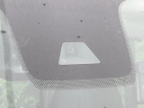 【エマージェンシーブレーキ】走行中に前方の車両等を認識し、衝突しそうな時は警報とブレーキで衝突回避と被害軽減をアシスト。より安全にドライブをお楽しみいただけます。