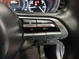 ステアリングには運転中でも簡単に操作できる各種スイッチついてます