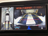 バックカメラの他に上から見下ろしたような画像が見れるアラウンド(全方位)モニター。前後左右を把握できる、すごい機能が装備されています!