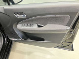 【運転席ドア】ボトルホルダーや収納ポケットが付いているので運転席周りもスッキリ保てます★