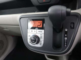 オートエアコンで車内の温度管理も自動調整で行ないますのでらくらくです!安心して運転に集中できます!!