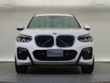 【キドニーグリル】BMWの代名詞。一目見ただけでBMWであると認識できる確固たるアイコンとして存在感を放ちます。