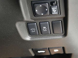 運転席の右側には燃費向上に役立つアイドリングストップ、安全装備VDCのスイッチが有ります。