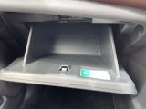 ちょっとした小物はこちらに収納できちゃいます!もちろん車検証などが収納できるグローブボックスも完備!