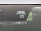 【スマートブレーキサポート】走行中に前方の車両等を認識し、衝突しそうな時は警報とブレーキで衝突回避と被害軽減をアシスト。より安全にドライブをお楽しみいただけます。