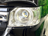 【LEDヘッドライト】悪天候や夜間走行時も良好な視界を確保し安心して運転できる高輝度LEDヘッドライトを装備!点灯速度が早く、消費電力も抑えられています。