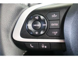 運転中に手を離さなくてもハンズフリー電話や音声認識、オーディオ操作やマルチインフォメーションディスプレイ内の表示切替えが出来るスイッチ付。走行中に視線を逸らさず出来る手元操作は安全運転につながります。