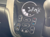 【オートエアコン】一度お好みの温度に設定すれば、車内の温度を検知し風量や温度を自動で調整。暑い&hellip;寒い&hellip;と何度もスイッチ操作をする必要はありません。快適な車内空間には必須の機能ですね♪