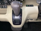CVT車のセレクトレバーです。低速から高速まで、変速ショックのないスムーズな走りを実現するとともに、エンジン効率のよい領域を維持することで燃費にも貢献します。