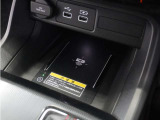 ◆ワイヤレス充電器◆ワイヤレス充電規格Qiに適合した機器を充電エリアに置くことで使用できます。