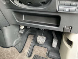 駐車ブレーキは足踏み式です
