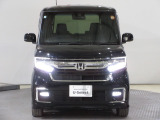 ハロゲンより明るく、より遠くまでさらなる安心感のあるLEDヘッドライトを採用。点灯忘れも防止できるオートライトコントロール機構付きです。