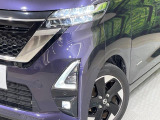 【LEDヘッドライト】悪天候や夜間走行時も良好な視界を確保し安心して運転できる高輝度LEDヘッドライトを装備!点灯速度が早く、消費電力も抑えられています。