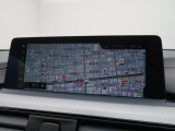【純正ナビゲーション】BMWのナビゲーションは操作性も良く、詳細な地図情報と交通状況を見やすく表示し、快適なドライビングをサポートしながら目的地までナビゲートします。