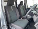 運転席まわりには十分なスペースがあり、大柄な方でもゆったり運転していただける環境です。