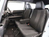 運転席と助手席は足元が繋がっているので自由に行き来しやすいので駐車場が狭いときでも助手席側からスムーズに乗り降りできて便利!