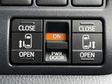 両側電動スライドドアのスイッチ付です。車内からもスイッチひとつで楽にドアの開閉が可能です。電動なので開閉時に力を使う必要がなく、半ドアになることもありません!