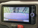 【バックカメラ】駐車時に後方がリアルタイム映像で確認できます。大型商業施設や立体駐車場での駐車時や、夜間のバック時に大活躍!運転スキルに関わらず、今や必須となった装備のひとつです!