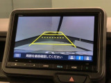 リバースギアに入れるだけで後方の表示へ切り替わります。夜間や雨の日の駐車も楽になりますよ。