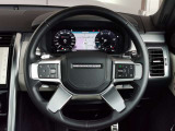 ムダのないインテリアデザインは運転席にお座りいただくと、上質なレザーシートがお客様を包み込みます。ステアリングも握りやすい設計になっておりますのでとっさのハンドル操作も可能です。