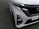 【LEDヘッドランプ】ハロゲンヘッドランプの約2倍の光量でより明るく遠くを照射。視認性、長寿命、省電力に優れ、スタイリッシュな白光色も魅力