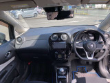 すっきりした運転席周りにはナビやエアコンの操作パネルを設置しておりますので、お一人での運転でもご安心できます。