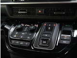 『1台』のお車に対して、3名体制で日々議論を重ね仕入れを行っております。