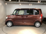 狭い駐車場でも、スライドドアならチャイルドシートへのお子さまの乗降や荷物の積載もスムーズ。とても便利な【助手席側。電動スライドドア】ドアハンドを少し引くだけでリアドアが自動開閉します。