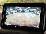 【バックカメラ】駐車時に後方がリアルタイム映像で確認できます。大型商業施設や立体駐車場での駐車時や、夜間のバック時に大活躍!運転スキルに関わらず、今や必須となった装備のひとつです!