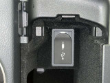 充電用USB端子付き。スマートフォンなどの充電に便利です。