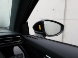 アウディサイドアシスト『後方の死角を並走する車両を検知しドアミラーの内側のLEDが点灯。ドライバーに注意を促し事故を未然に防ぐシステムです。』