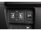 リアは両側パワースライドドアで開閉には運転席のスイッチ、もしくはスライドドアのドアハンドルを軽く引くだけで自動開閉します。