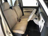 運転席の座面高さを調整できるシートリフターが付いています。フロントシートはベンチシートを採用で、座面も広く使い勝手もいいですよ♪