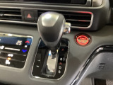 「e:HEV」搭載車です。日常シーンのほとんどをモーターで走行し、高速クルージングなどモーターよりもエンジンの方が効率が良い領域はエンジンで走行、あらゆる領域で優れた燃費走行を実現します。