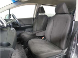 運転席と助手席は足元が繋がっているので自由に行き来しやすいので駐車場が狭いときでも助手席側からスムーズに乗り降りできて便利!