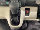 CVT車のセレクトレバーです。低速から高速まで、変速ショックのないスムーズな走りと、エンジン効率のよい領域を維持して燃費にも貢献します。サイドブレーキはスイッチ操作の電子制御パーキングブレーキです。