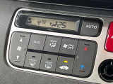 【オートエアコン】一度お好みの温度に設定すれば、車内の温度を検知し風量や温度を自動で調整。暑い&hellip;寒い&hellip;と何度もスイッチ操作をする必要はありません。快適な車内空間には必須の機能ですね♪