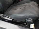 運転席シートは前後調整とリクライニングに加えて、膝元の高さ調整が可能です。