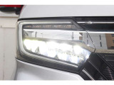 LEDヘッドライトで夜間の視認性も高く、シャープな輝き、先進の安心感。安全とスタイルの調和を生み出します。