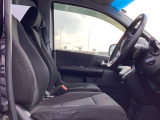 すわり心地の良い運転席・助手席です。長時間のドライブの疲れ軽減に貢献します。どうぞ快適なドライブを♪