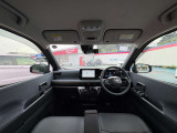 広々とした運転席で快適なドライブをお楽しみください