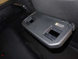 シートバックテーブル付きですので快適に過ごしていただけます。