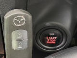 【アドバンストキー】カバンやポケットに入れたままでもドアの施錠・解錠が可能なスマートキーを装備。エンジンのオン・オフ時もカギを取り出す必要が無いからとっても便利です♪